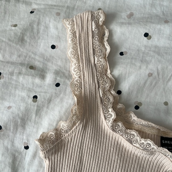 Beige lace trim tank - Picture 2 of 5